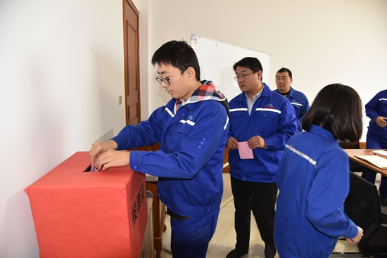 加強(qiáng)黨建引領(lǐng) 爭創(chuàng)模范黨支部— 集團(tuán)召開各黨支部選舉大會(huì)48