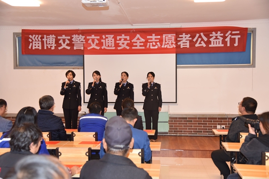 市交警支隊(duì)開(kāi)展交通安全公益行活動(dòng)68