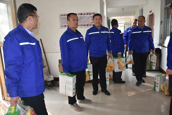 集團(tuán)機(jī)關(guān)黨支部到南韓村老年幸福院獻(xiàn)愛心12