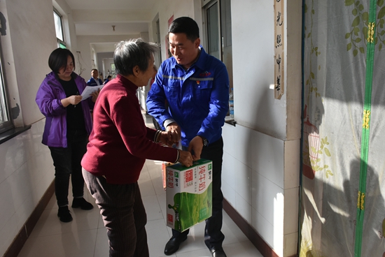 集團(tuán)機(jī)關(guān)黨支部到南韓村老年幸福院獻(xiàn)愛心12