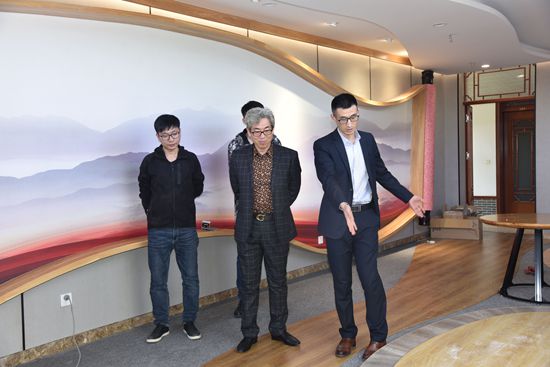 李學(xué)董事長(zhǎng)指導(dǎo)黨建館建設(shè)24