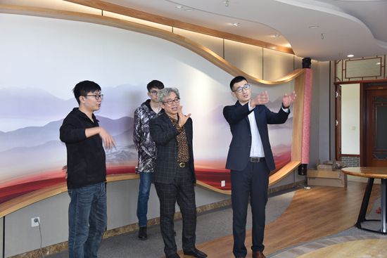 李學(xué)董事長(zhǎng)指導(dǎo)黨建館建設(shè)24