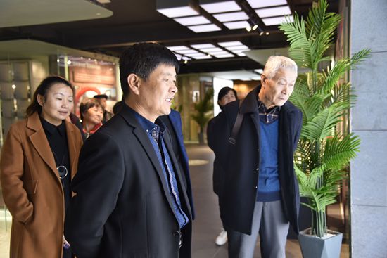 羅村鎮(zhèn)黨委、村域黨支部到重山文化館開(kāi)展“不忘初心 牢記使命”主題教育活動(dòng)80