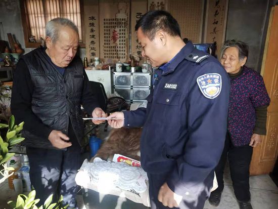 傳遞寒冬溫情 詮釋重山大愛 ——重山集團(tuán)發(fā)放職工父母慰問金61