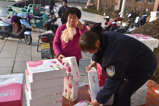 重山集團(tuán)2020致良知在路上--重山集團(tuán)為南韓村星級文明戶發(fā)放獎(jiǎng)品（一）48