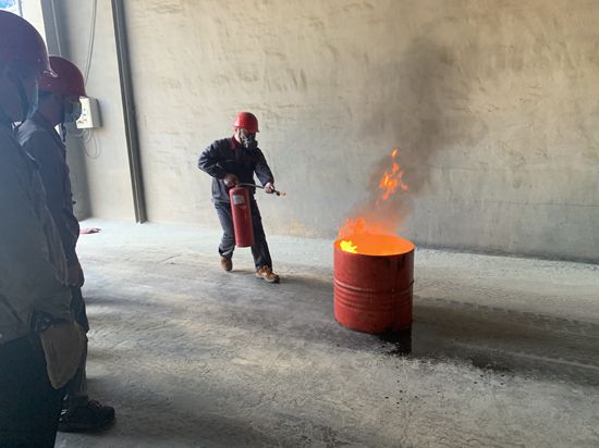 魯中水泥開展消防應(yīng)急預(yù)案演練活動(dòng)92
