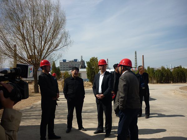 旗領(lǐng)導(dǎo)到鵬峰化工視察指導(dǎo)工作20