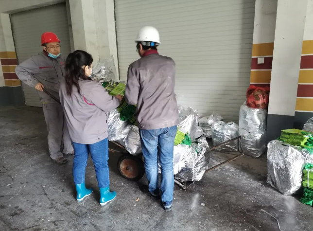 集團(tuán)工會(huì)發(fā)放夏季降溫茶48