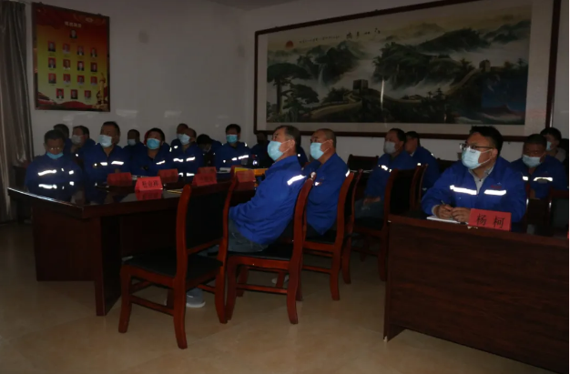 抓好主題教育 補(bǔ)足精神之“鈣”——魯蒙水泥黨支部組織黨員集體學(xué)習(xí)2