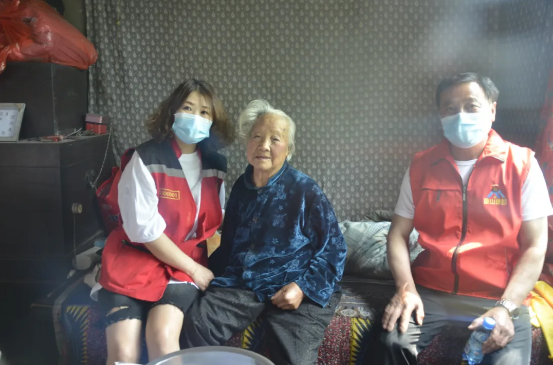 魯中水泥黨支部組織敬老愛老公益活動(dòng)12