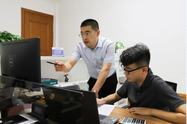 【重山人?重山事】勇于擔(dān)當(dāng)做最好的自己 ——記重山光電財務(wù)部經(jīng)理杜巖70