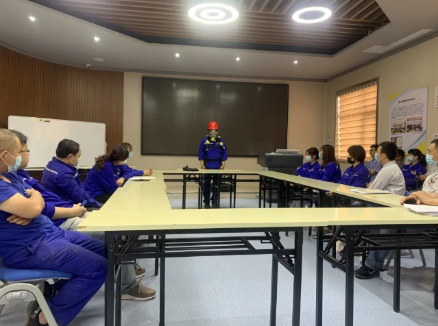 魯中水泥組織事故應(yīng)急救援專項培訓(xùn)8