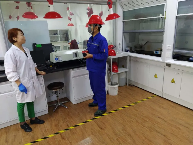 送黨章  學(xué)黨章  守黨章 ——重山光電黨支部開展主題黨日活動47