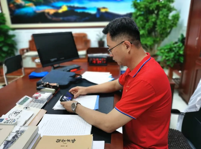 集團(tuán)黨員收看區(qū)委書記李新勝講黨史上黨課94