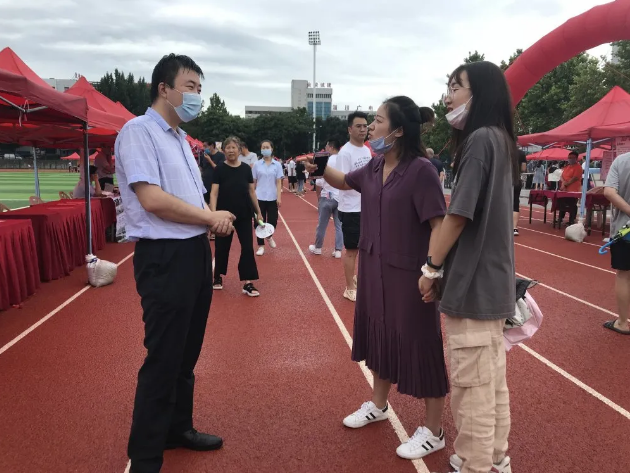 集團(tuán)組織參加淄川區(qū)夏季人才招聘會75
