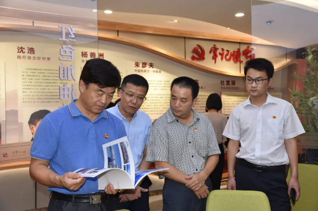 區(qū)委編辦黨支部到集團(tuán)開展主題黨日活動(dòng)56