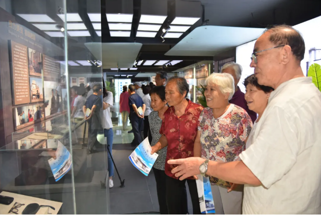 進(jìn)重山 看巨變 贏未來14