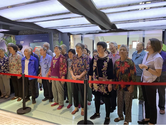 加強(qiáng)村企溝通 促進(jìn)和諧發(fā)展——南韓村民參加重山集團(tuán)企業(yè)開(kāi)放日活動(dòng)95