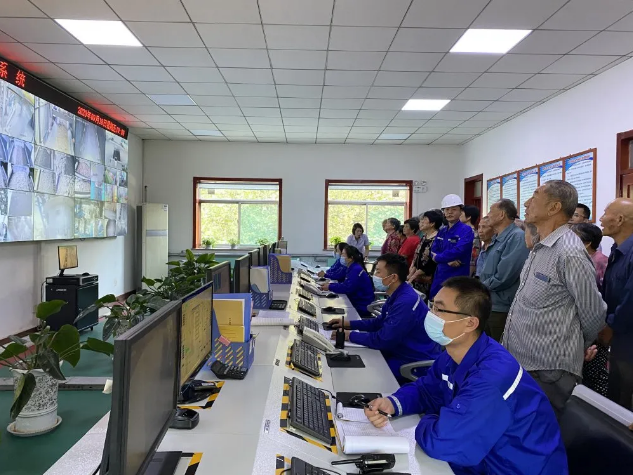 加強(qiáng)村企溝通 促進(jìn)和諧發(fā)展——南韓村民參加重山集團(tuán)企業(yè)開(kāi)放日活動(dòng)95