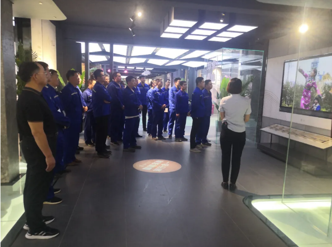 對標(biāo)學(xué)習(xí) 淬煉黨性 ——重山光電黨支部開展主題黨日活動(dòng) 為進(jìn)一步提升光電黨員干部綜合素質(zhì)，淬煉黨性，增強(qiáng)對企業(yè)的歸屬感和責(zé)任感。9月21日，重山光電黨支部組織黨員、入黨積極分子以13