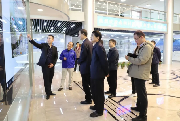 市政府研究室主任翟國梁到重山光電調(diào)研62