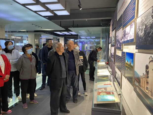 感受重山發(fā)展新面貌—— 北韓村村民參加重山集團(tuán)企業(yè)開放日活動(dòng)4