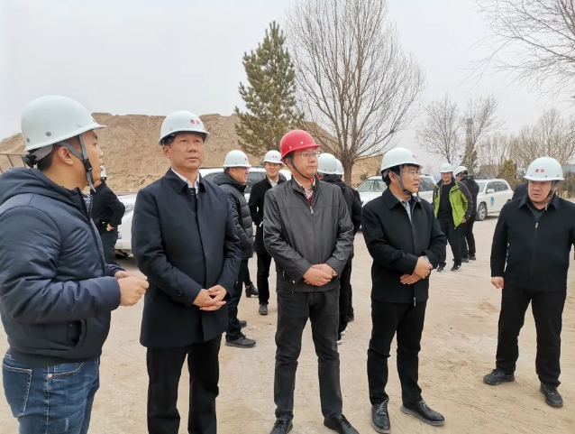 巴林左旗委副書(shū)記、旗長(zhǎng)孟和達(dá)來(lái)到鵬峰化工視察70