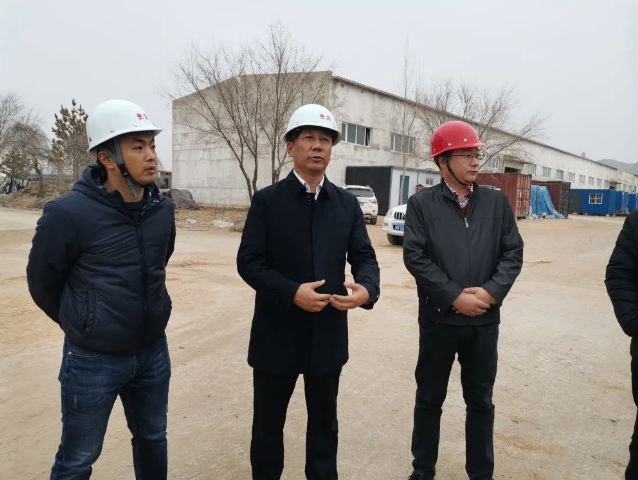 巴林左旗委副書(shū)記、旗長(zhǎng)孟和達(dá)來(lái)到鵬峰化工視察70