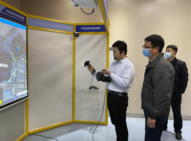 淄川區(qū)工信局等部門、企業(yè)負責人到集團調(diào)研22