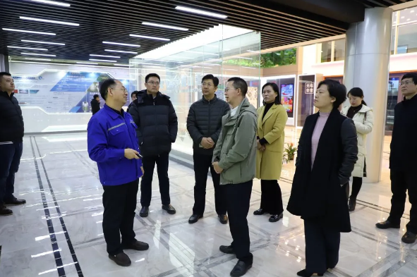 深圳市新材料行業(yè)協(xié)會會長陳壽到重山光電考察51