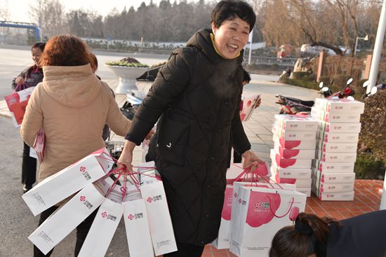 重山集團2020致良知在路上--重山集團為南韓村星級文明戶發(fā)放獎品（一）