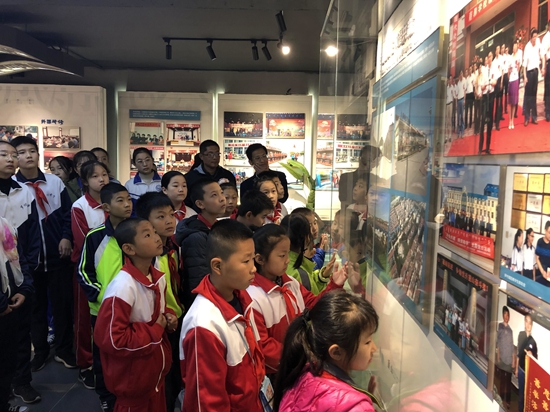 重山集團參加羅村中心?！皭坌闹鷮W”資助金發(fā)放儀式25