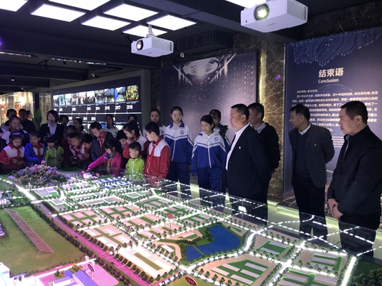 重山集團參加羅村中心?！皭坌闹鷮W”資助金發(fā)放儀式25